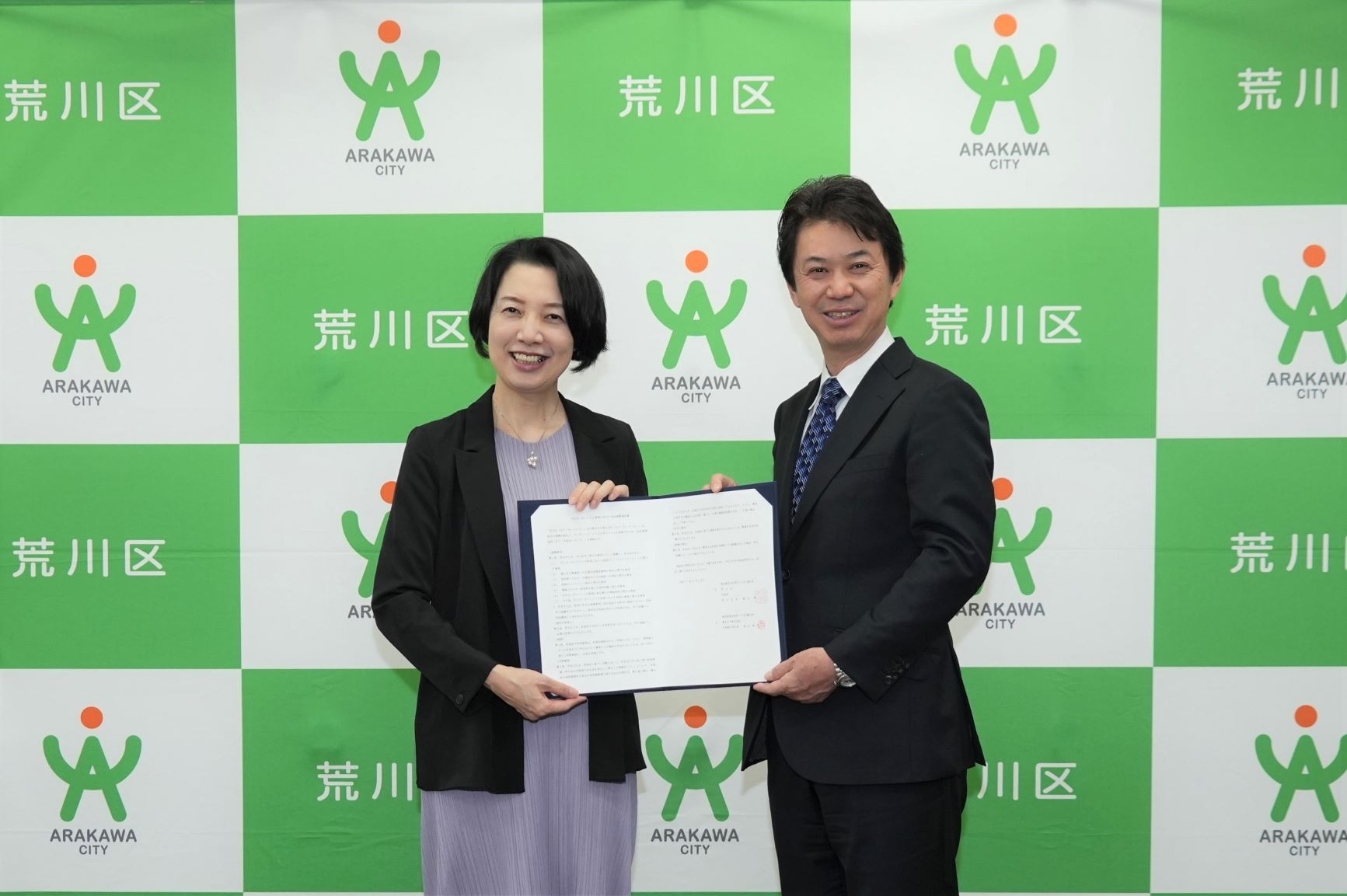 左から、東京ガス常務執行役員　小西雅子、荒川区長　滝口学