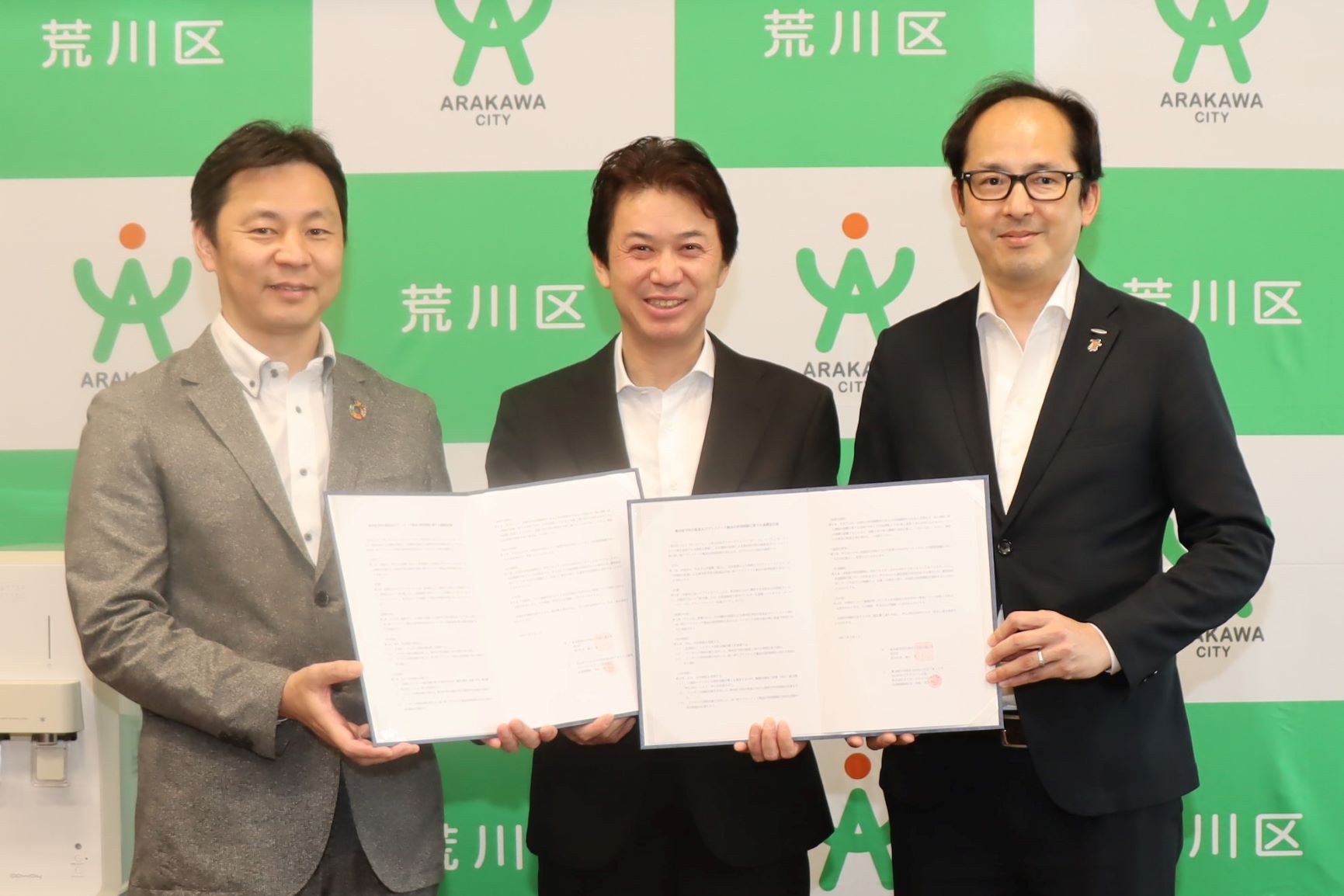 協定の締結式の様子（写真左から）ウォータースタンド株式会社　関東第二支社　遠藤貴之支社長、滝口学区長、株式会社ダイオーズジャパン