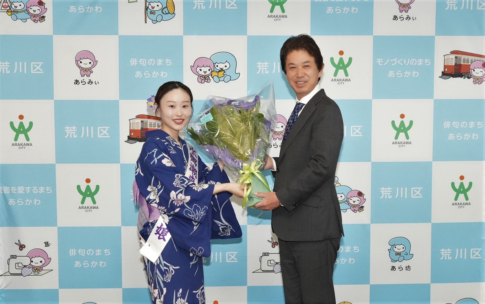 あやめの花束を受け取る滝口区長