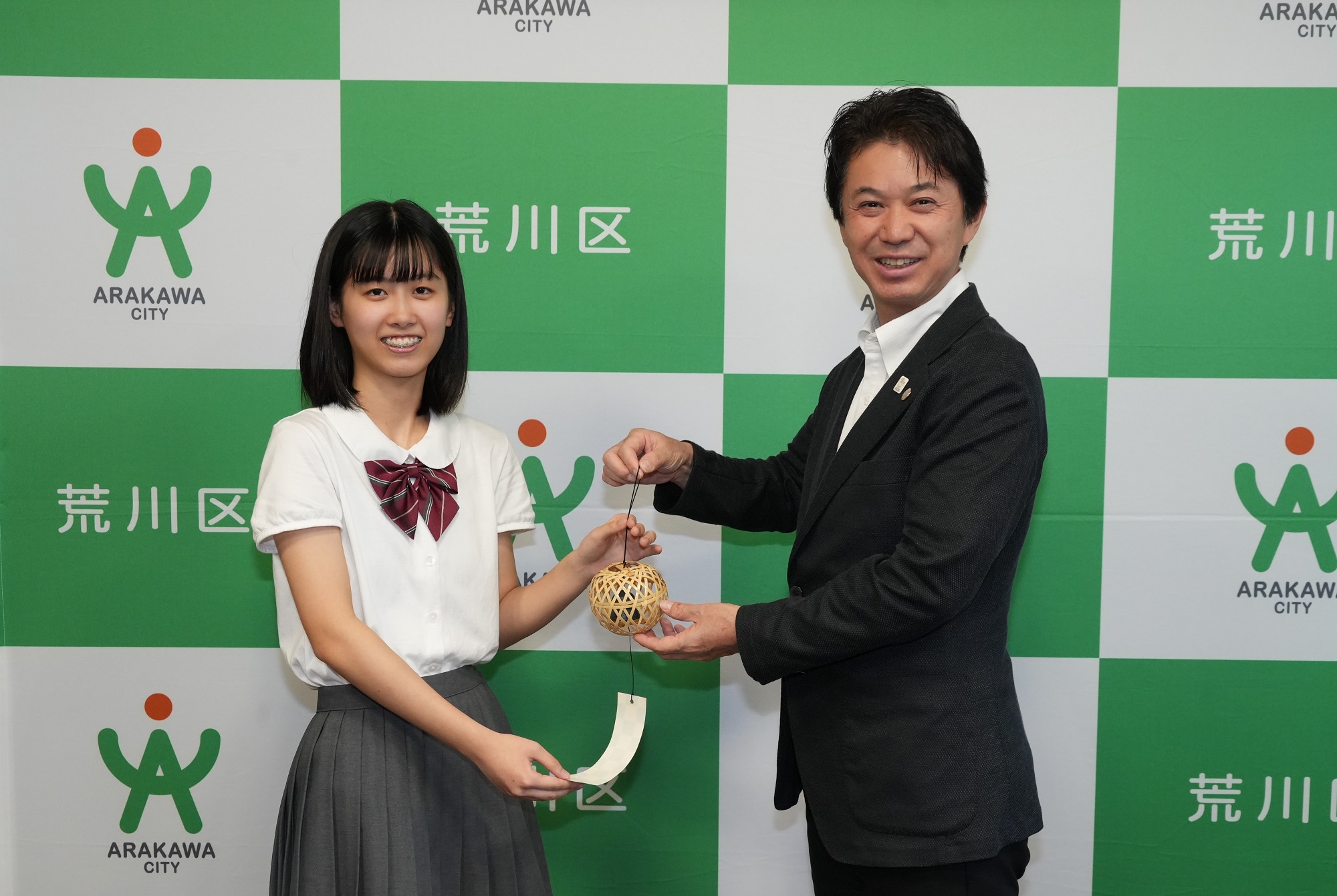 記念品の風鈴を手渡す様子
