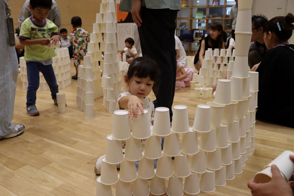 紙コップを積み上げる子ども達1