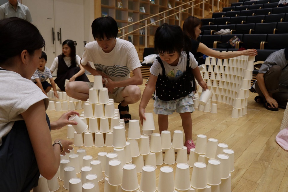 紙コップを積み上げる子ども達2