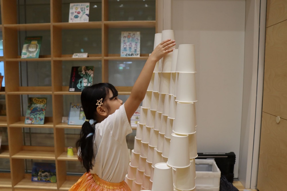 紙コップを積み上げる子ども達3