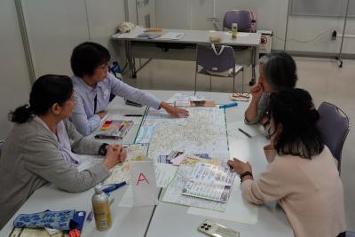 区内の地図を見ながらグループワークに取り組む受講生