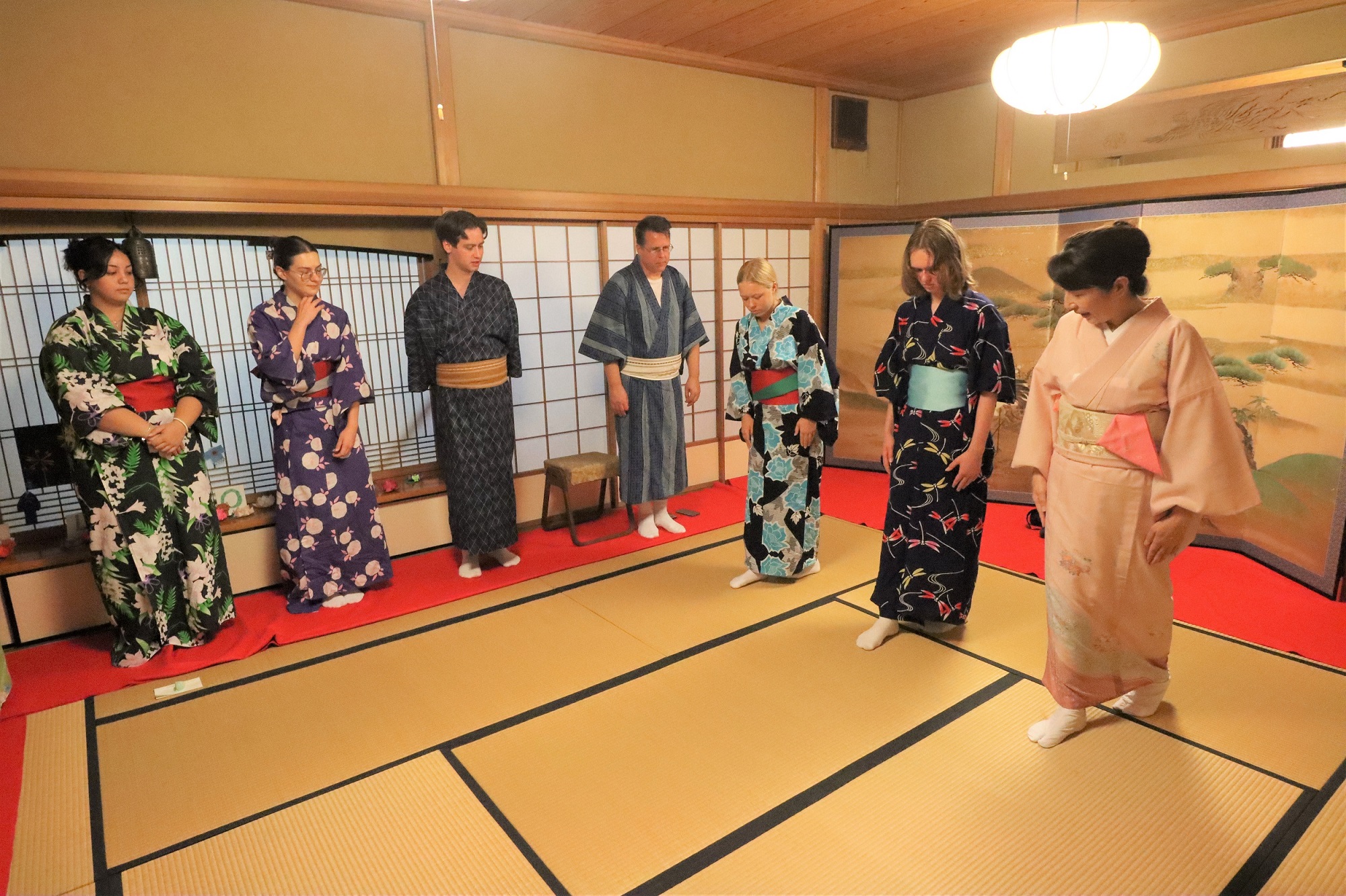 歩き方の指導を受ける様子