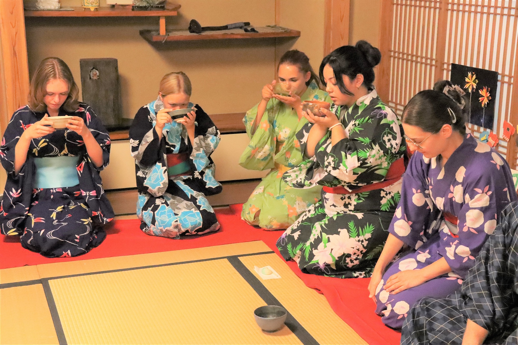 お茶を頂く様子