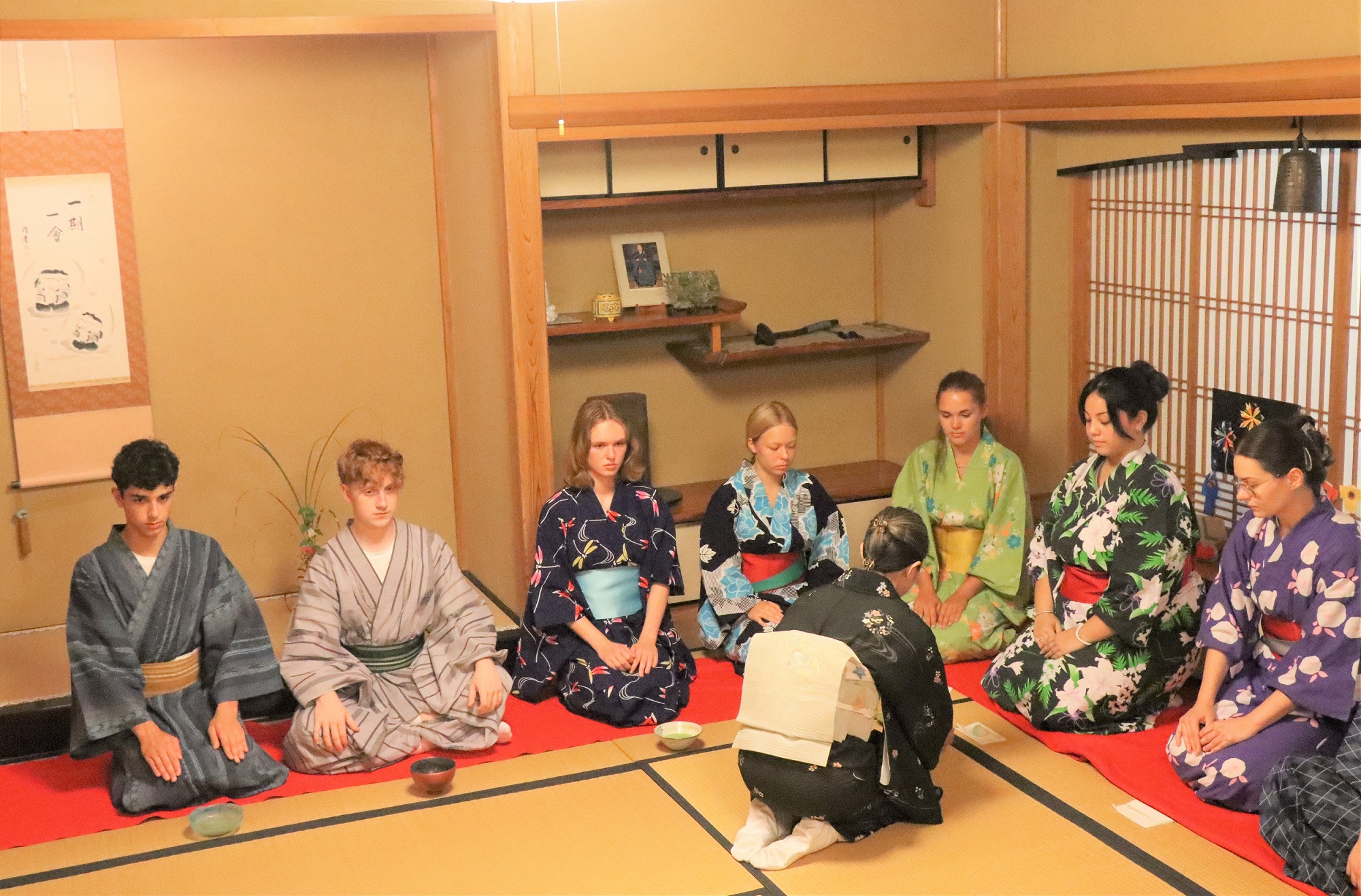 神妙に説明を受ける様子