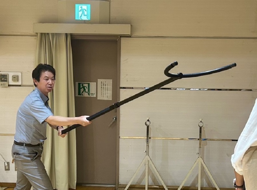 不審者訓練に参加する区長