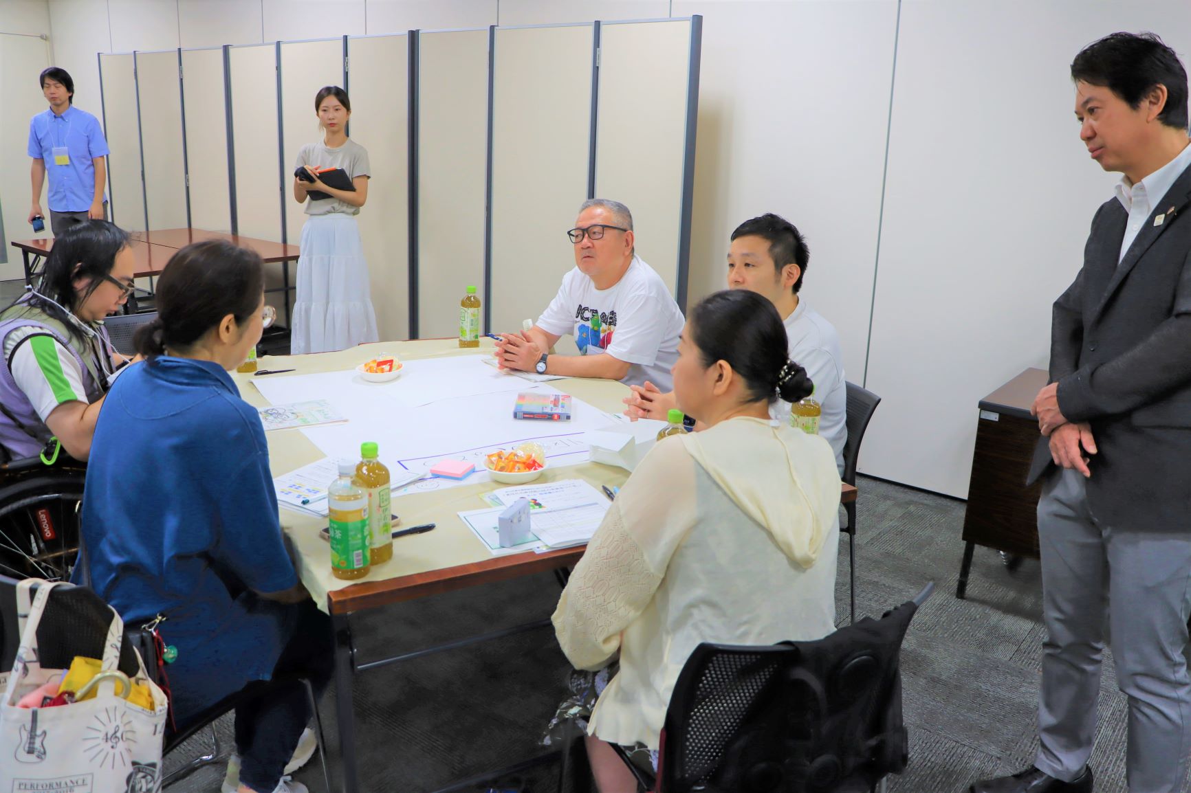 ワークショップを見学する滝口区長