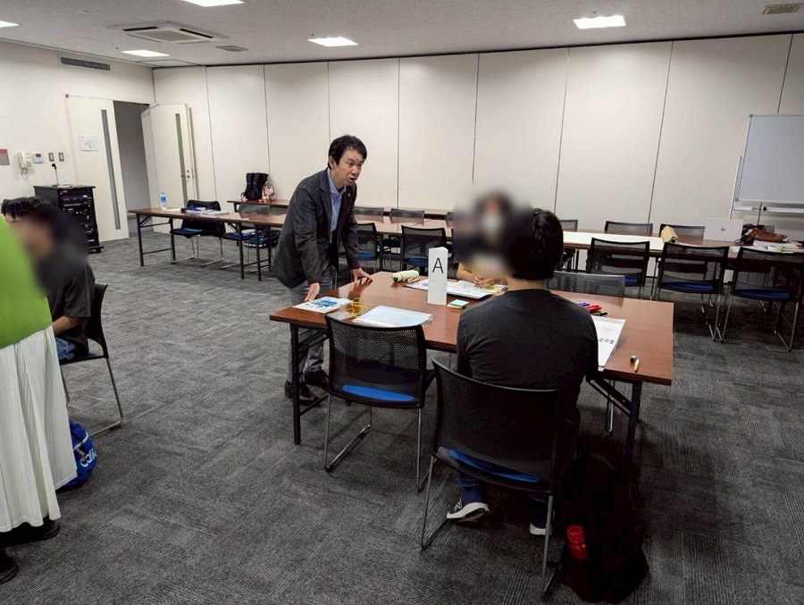ワークショップであいさつをする区長