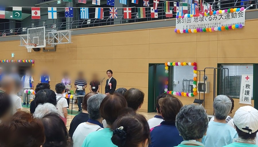 運動会で挨拶をする区長
