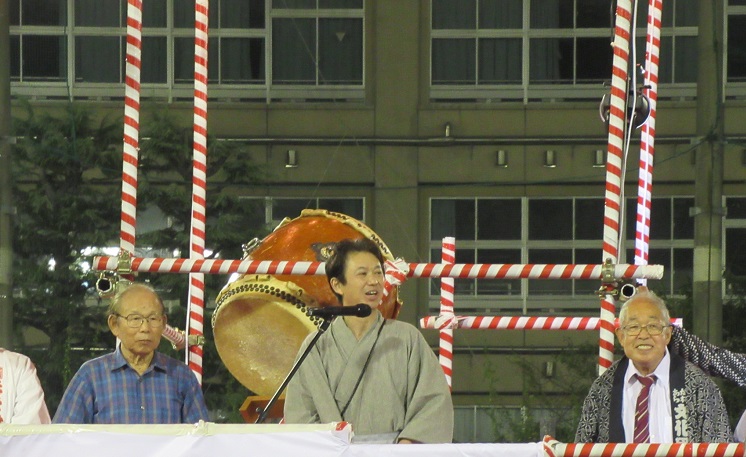 おおだいこ盆踊りで挨拶をする区長