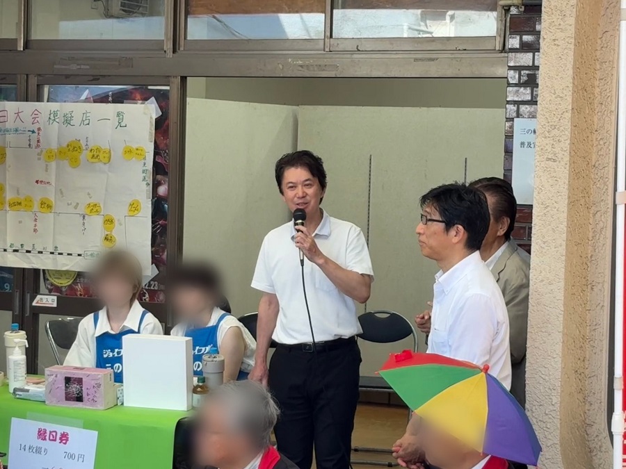 えんにち大会で挨拶をする区長