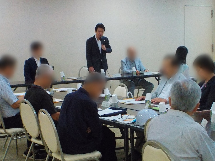 協議会で挨拶をする区長