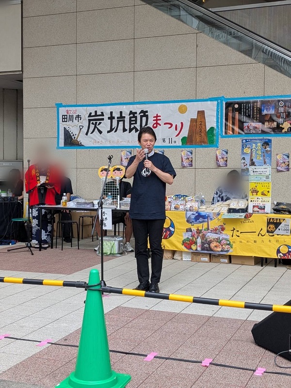たんこうぶし祭りであいさつをする区長