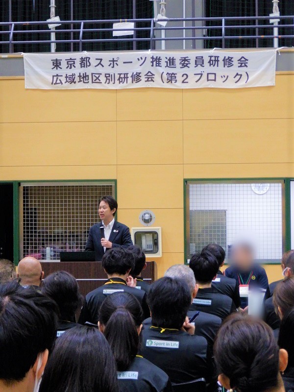 研修会で挨拶をする区長