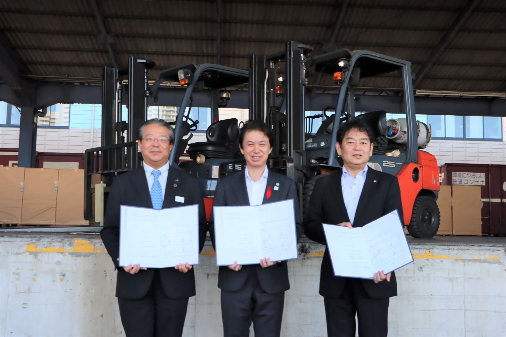 （写真左から）日本貨物鉄道株式会社 取締役兼常務執行役員 関東支社長　篠部　武嗣、荒川区長 滝口学、JR貨物ロジ・ソリューション