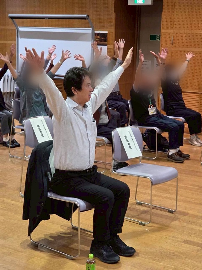 ばんざい体操をする区長