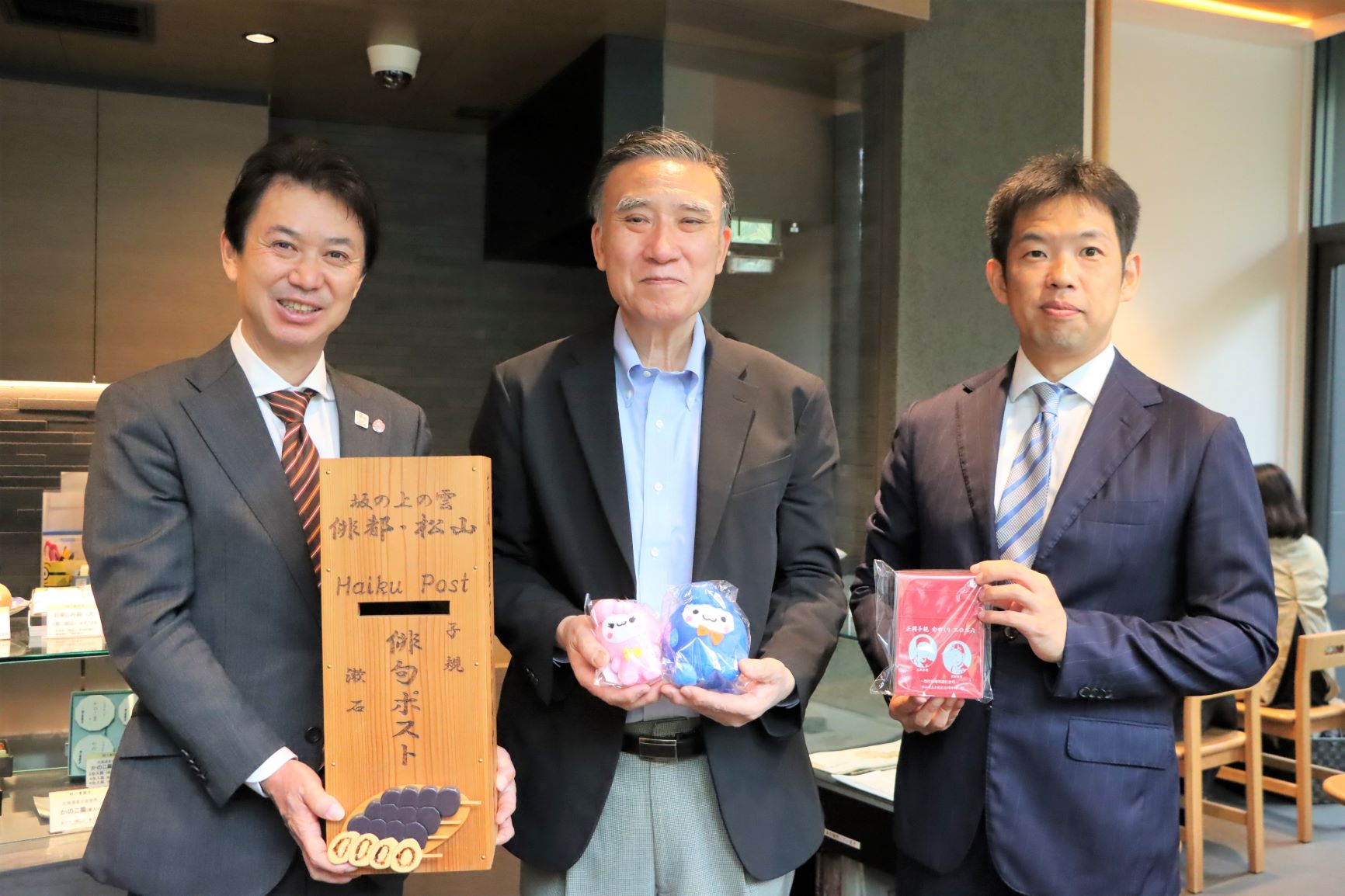 （左から）滝口学区長、株式会社羽二重団子澤野修一代表取締役、松山市田淵雄一郎副市長