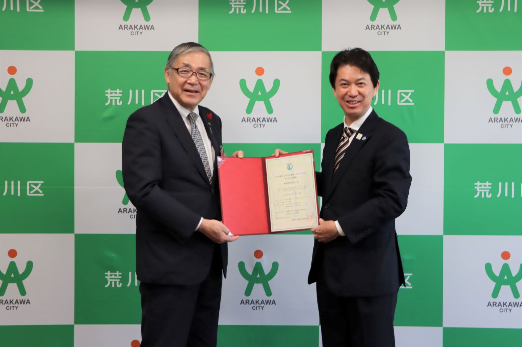 高橋市長(左)からオフセット証明書を受け取る滝口区長