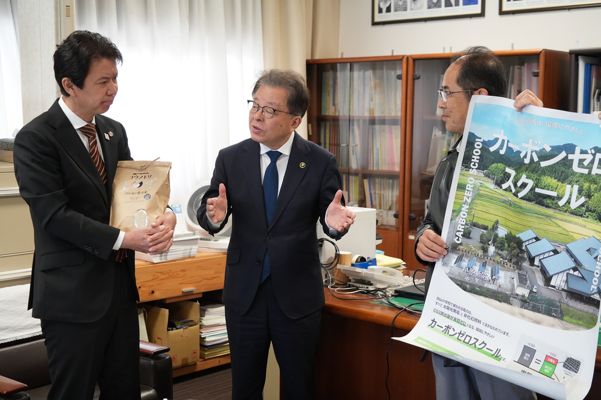 歓談の様子（左から滝口荒川区長　山田越前市長　上野会長）