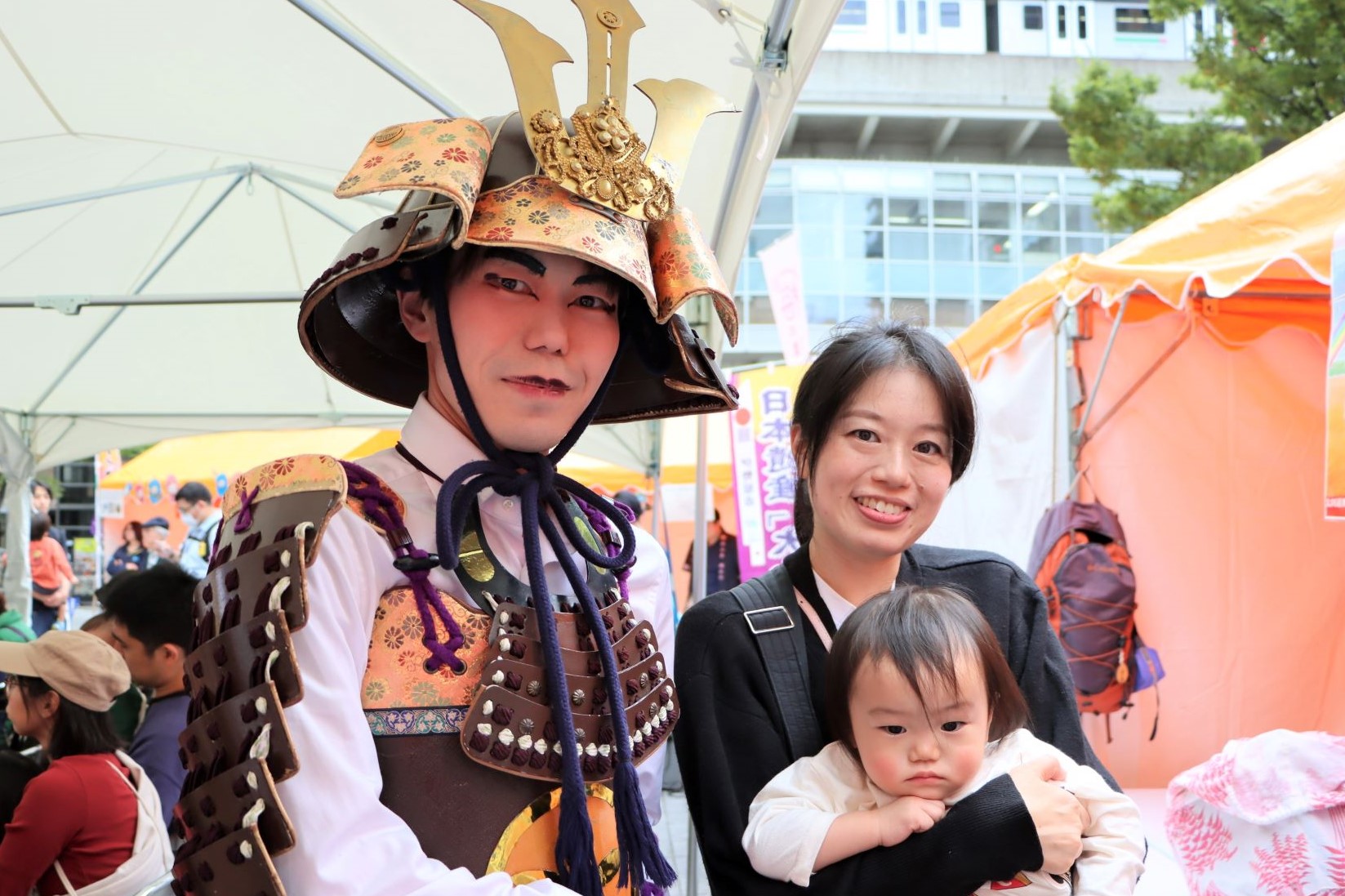 武者メイクと甲冑着付け体験で武将になりきる来場者