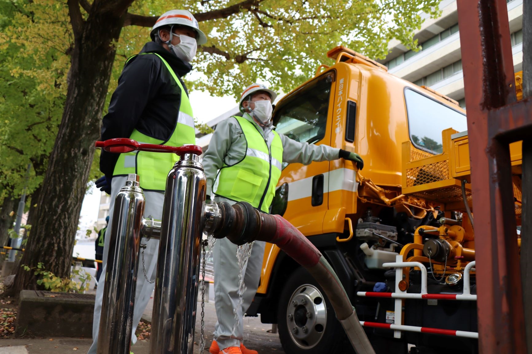 永久水利の水を散水車に給水する様子