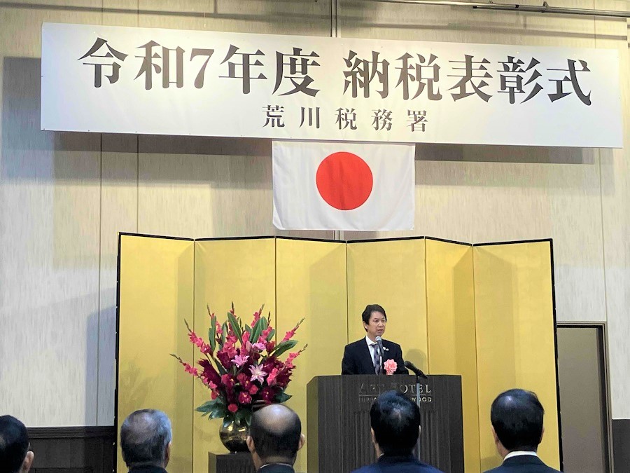 納税表彰式で挨拶をする区長