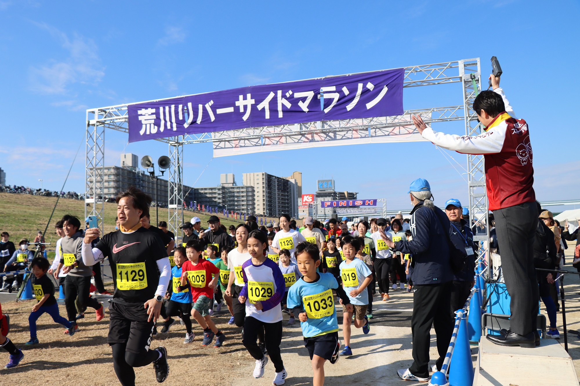 滝口区長がスターターを務めたふれあいマラソンのスタート