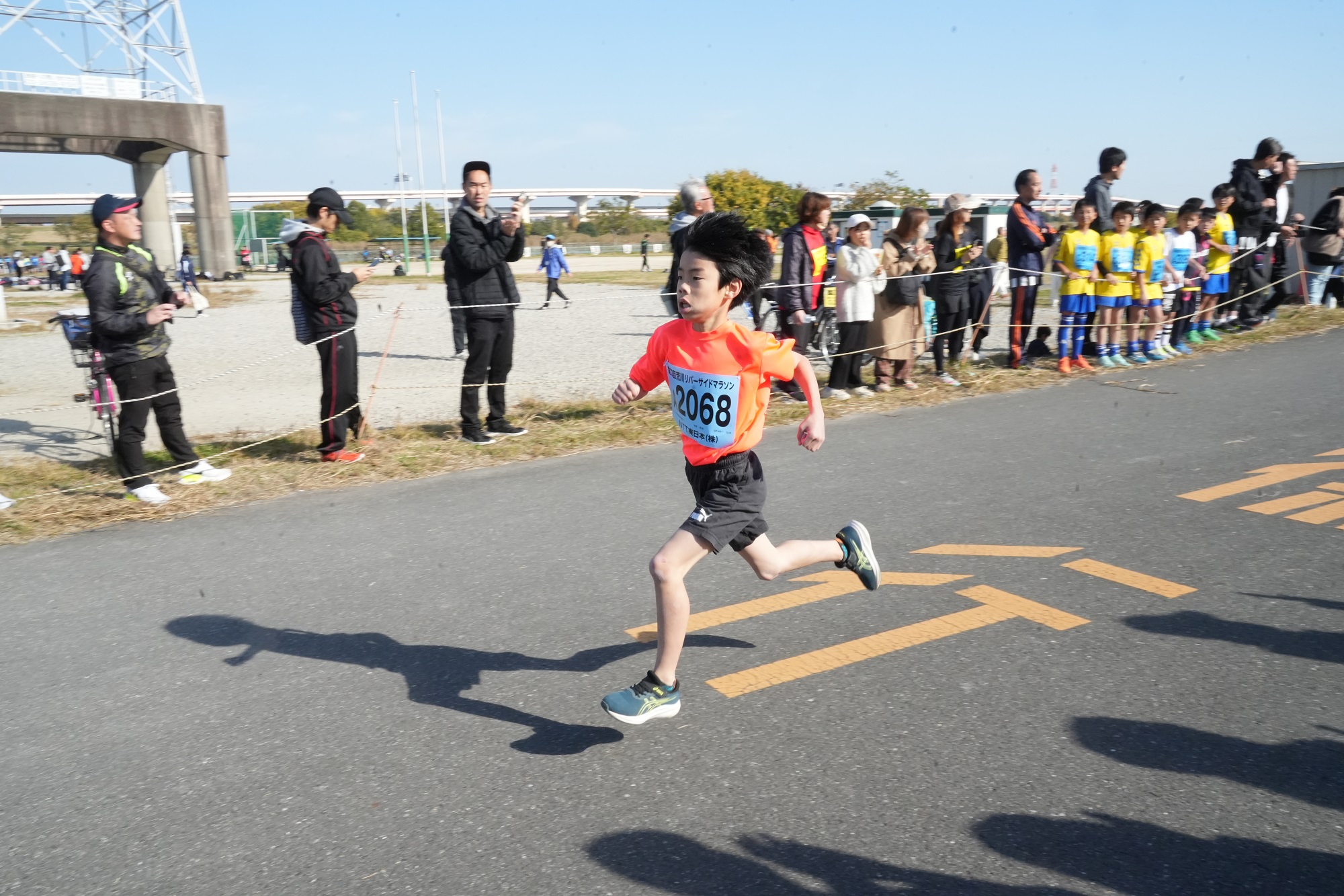 低学年男子優勝者の力走