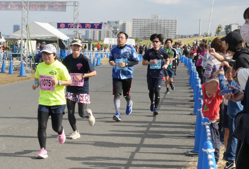 ゴールを目指すランナー達