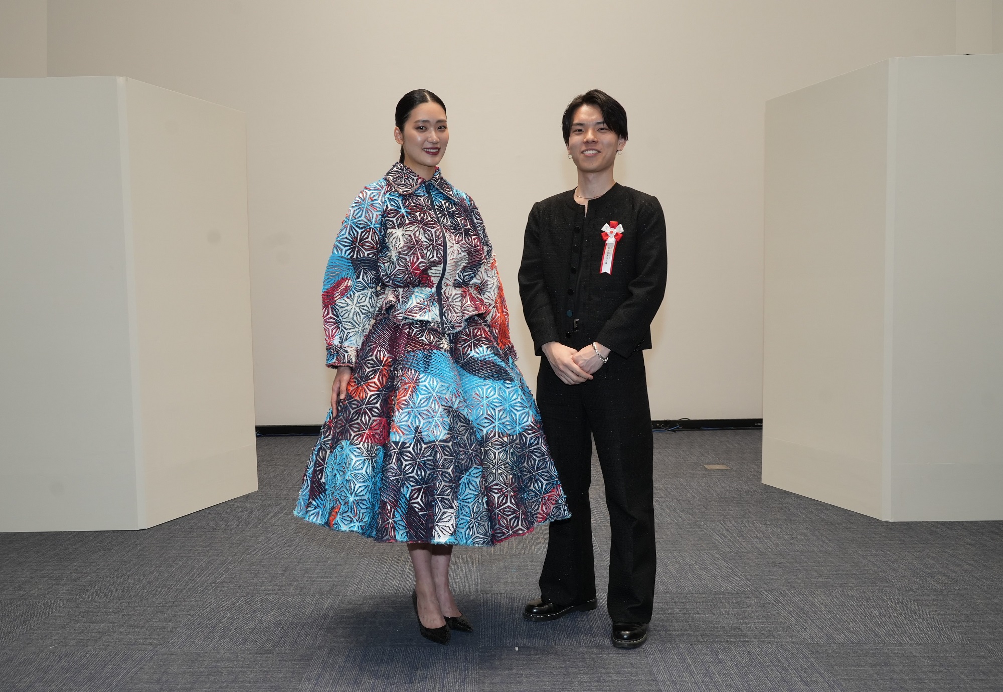 グランプリを受賞した中城遥友さんと作品