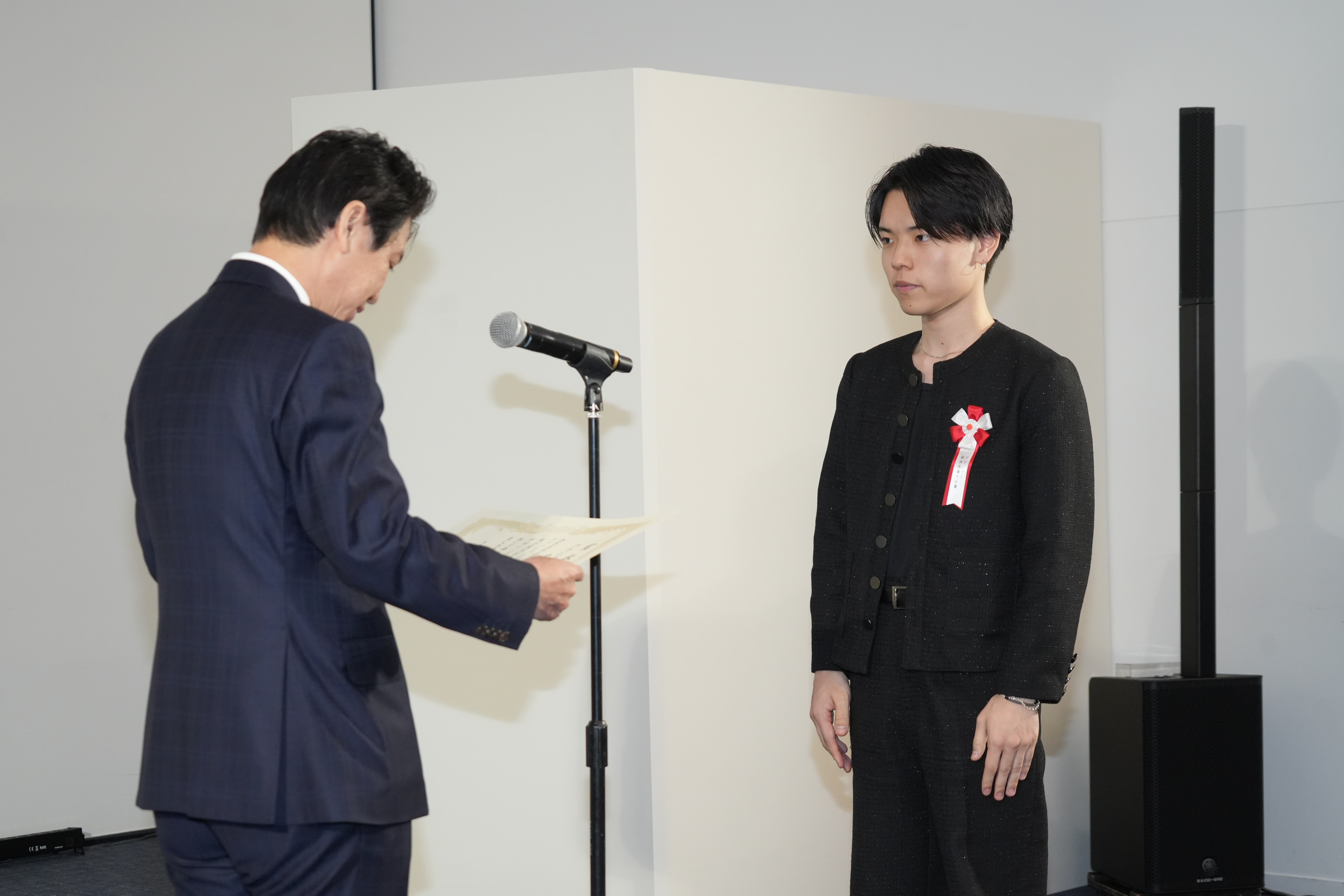 滝口区長から賞状を授与