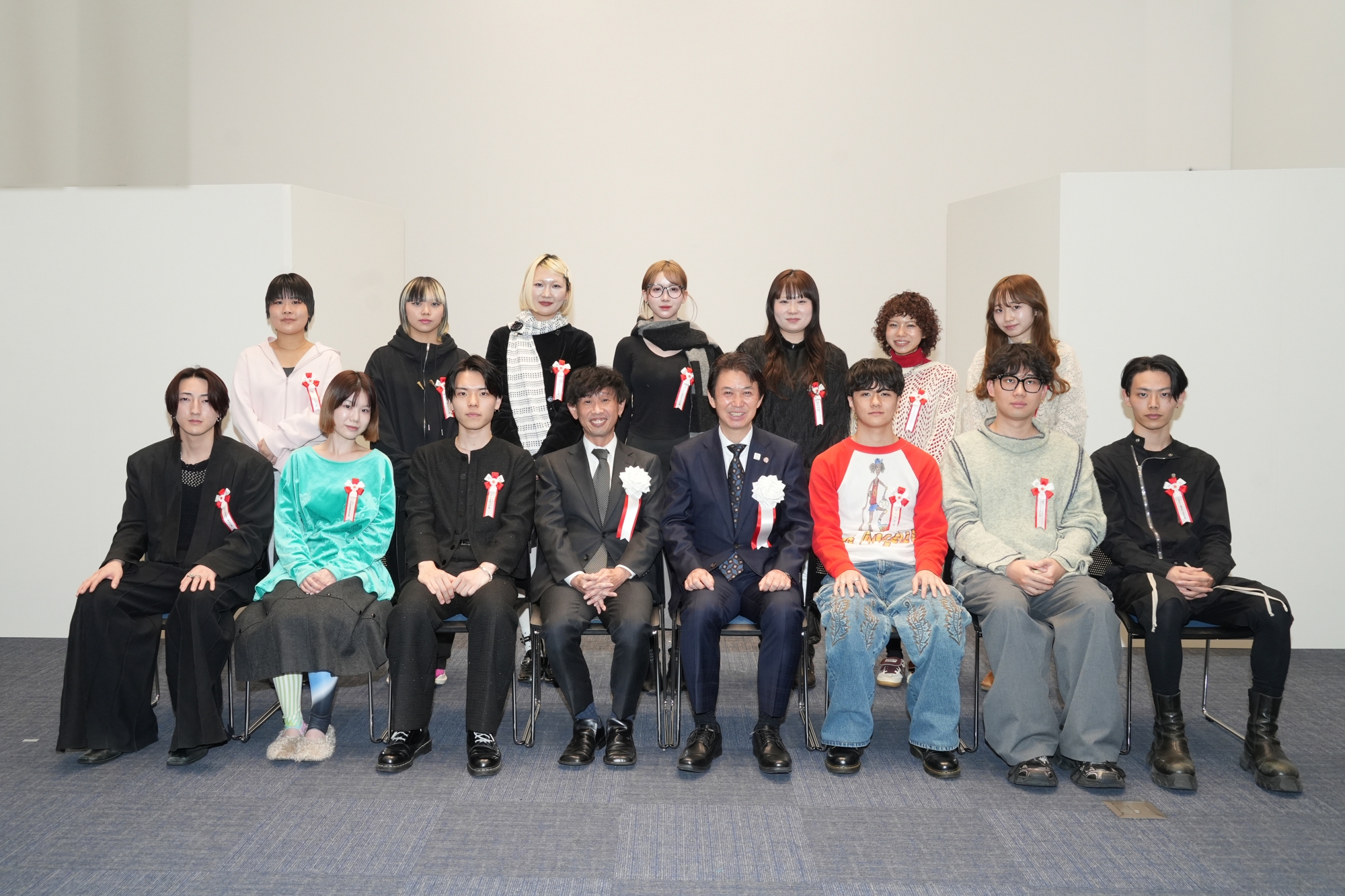 日暮里繊維街活性化ファッションショー実行委員会山田章博会長（中央左）滝口区長（中央右）と受賞者の皆さん