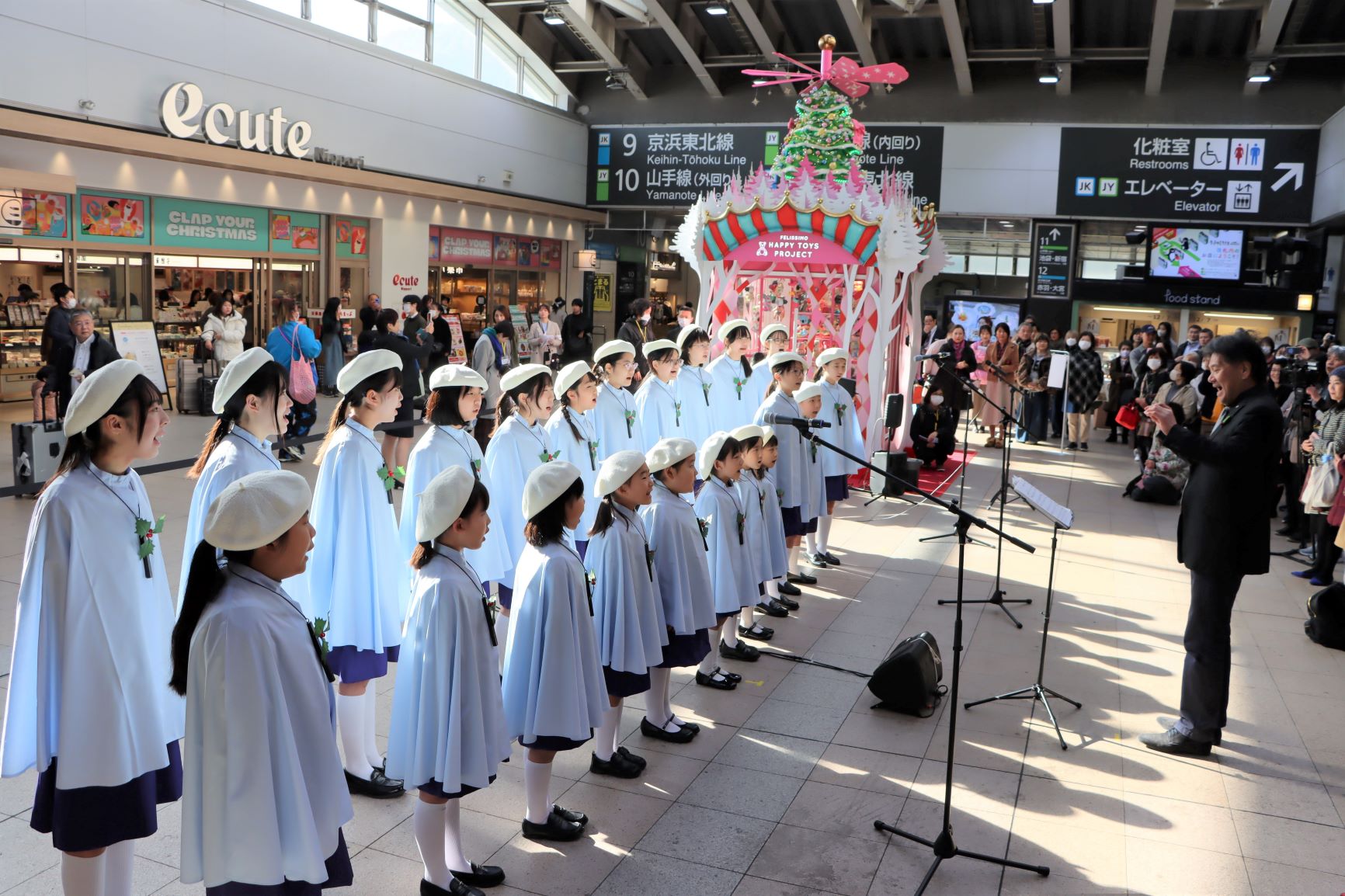 東京荒川少年少女合唱隊によるクリスマスソングの披露