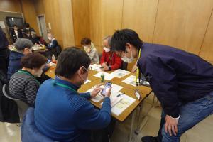 講座の様子。サポーターに教えてもらいながら操作する