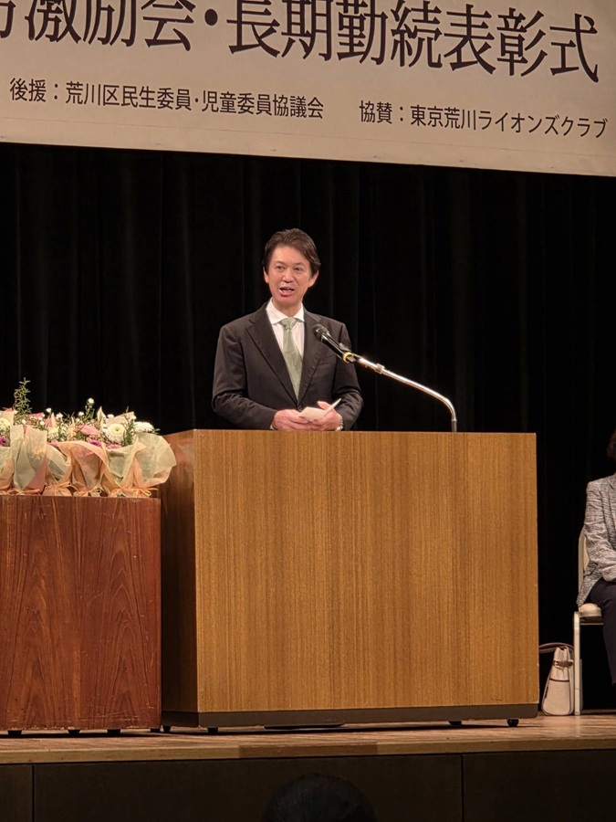 表彰式であいさつをする区長