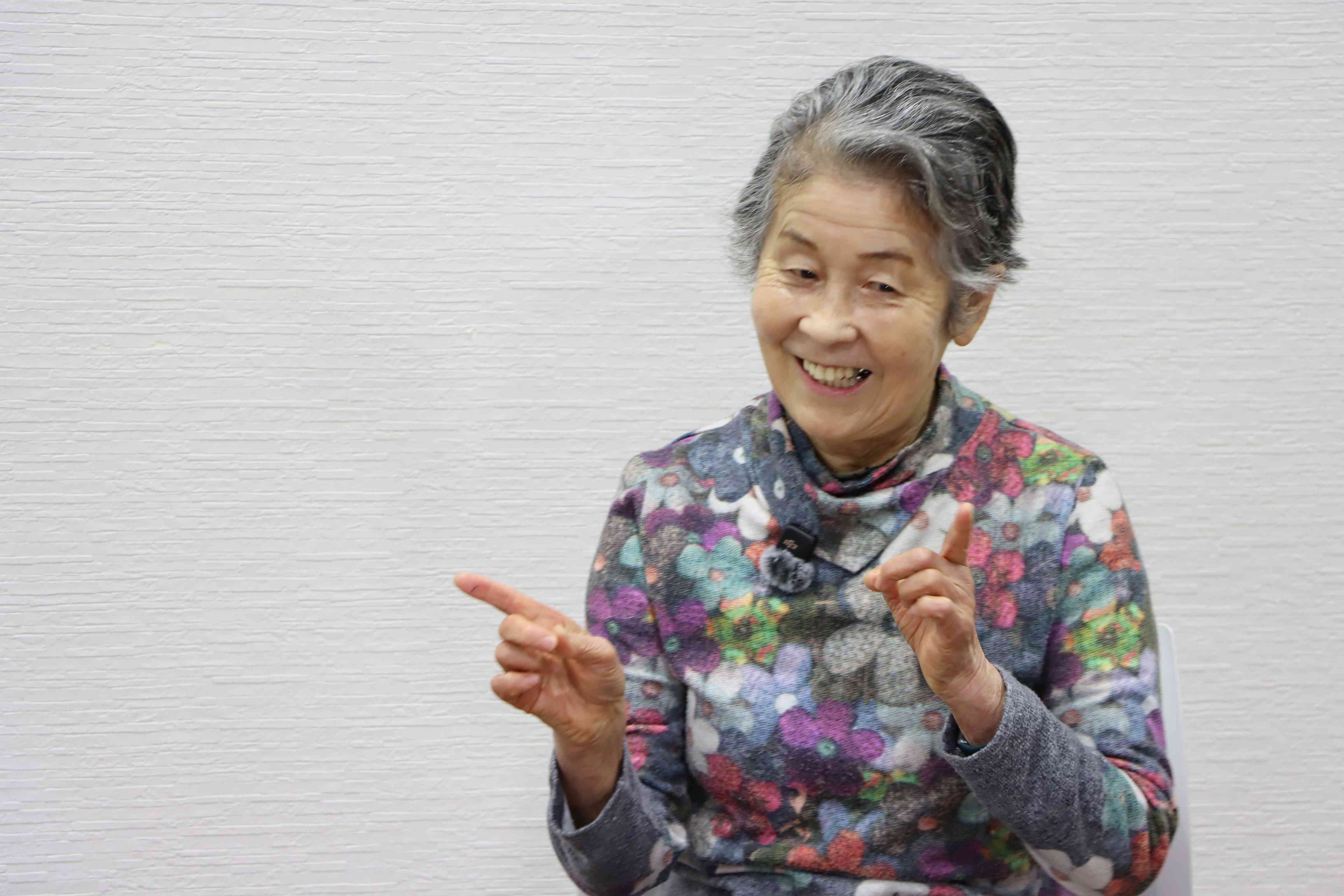 笑顔でインタビューに応じる飯田圭子さん