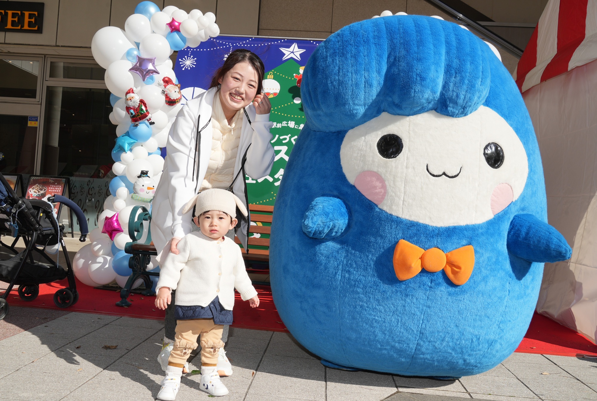 「あら坊」と撮影を楽しむ様子