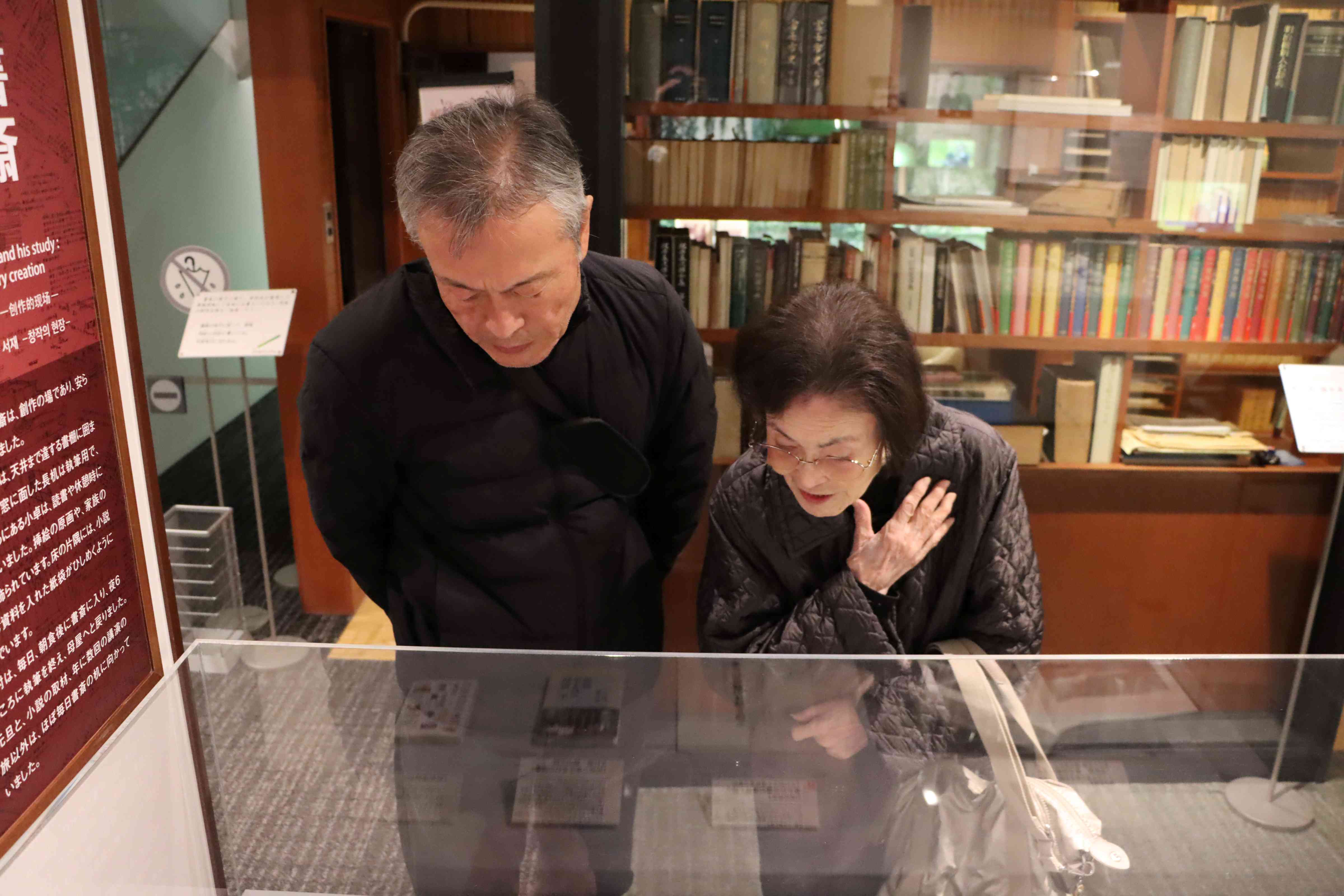 展示を鑑賞する津村節子氏と吉村司氏