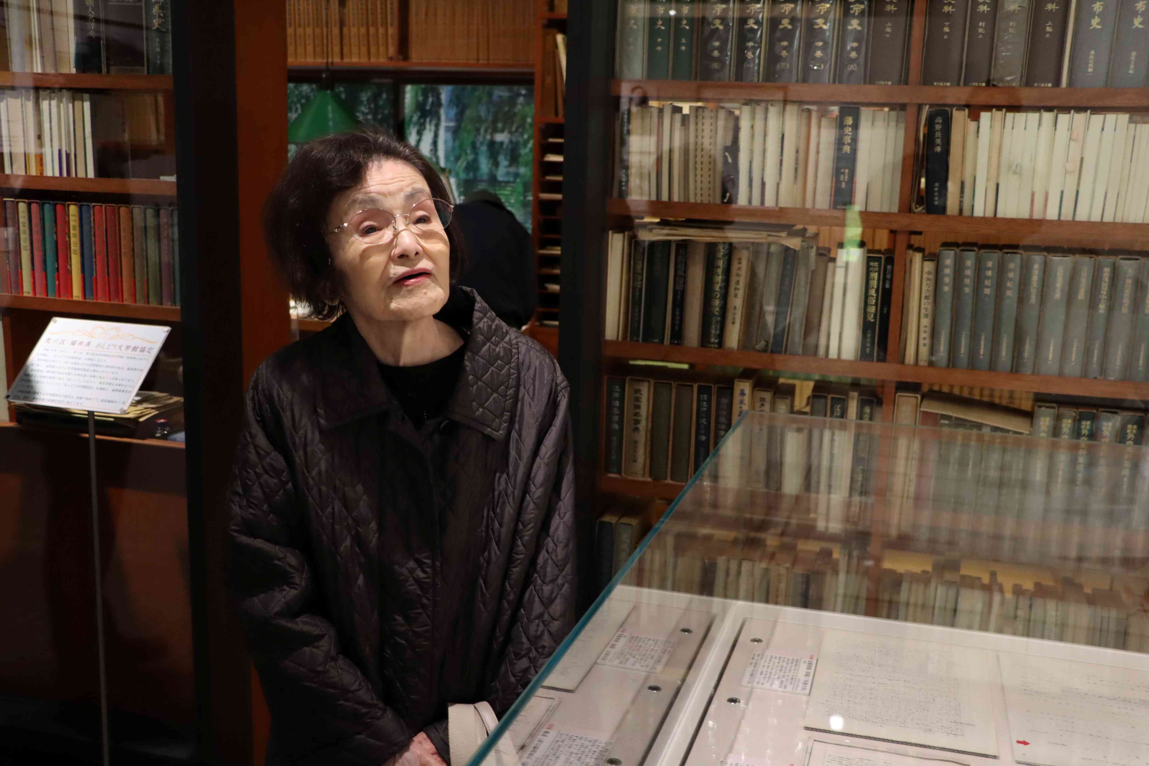 展示を鑑賞する津村節子氏