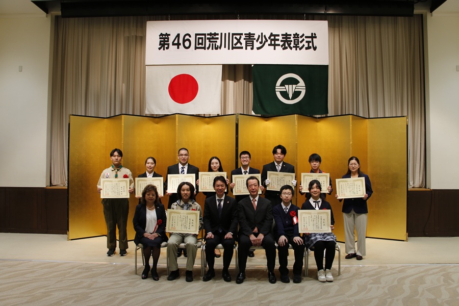 記念写真に写る区長