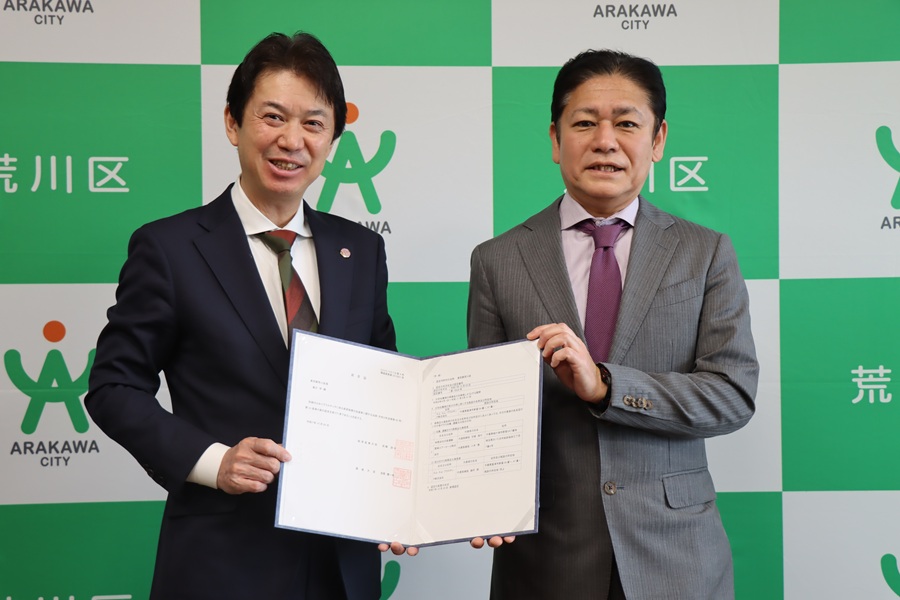 記念写真に写る区長