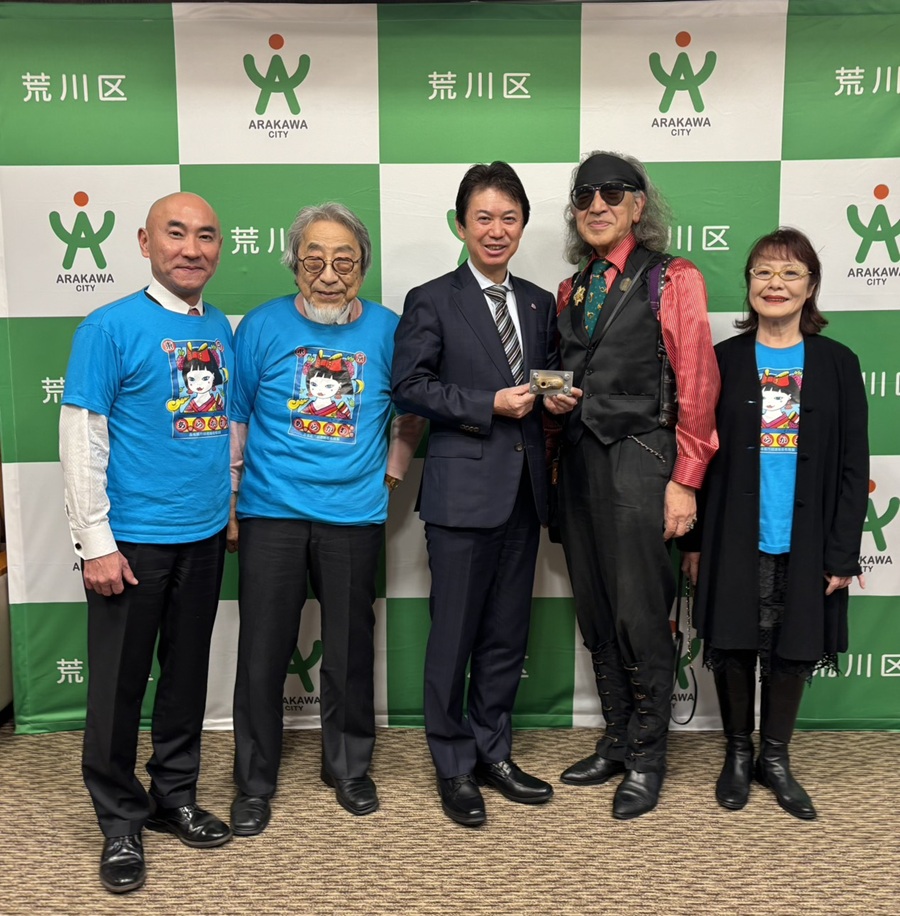 記念写真に写る区長