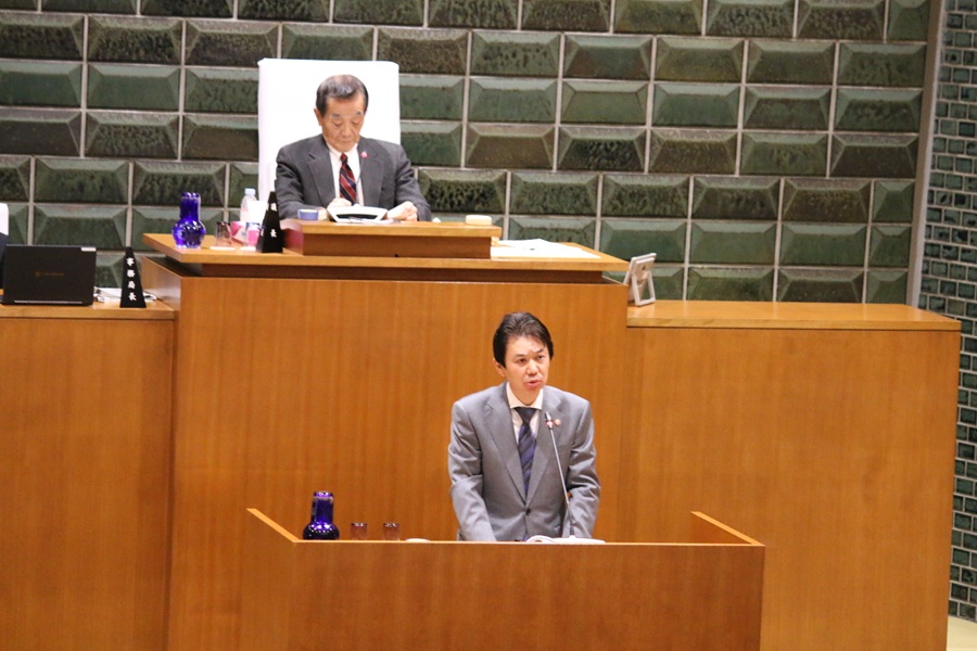 あいさつをする区長