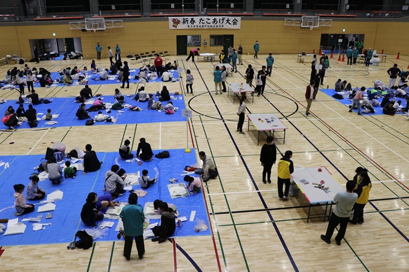 A凧づくり会場の様子