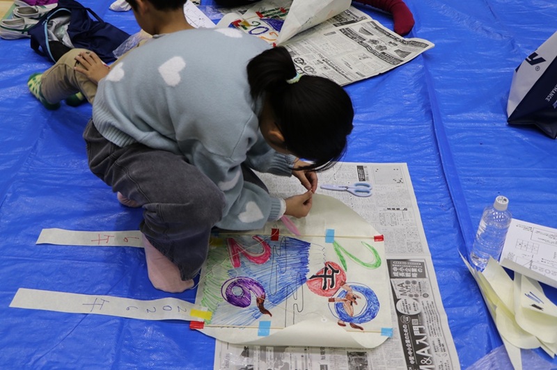 C凧を完成させる様子