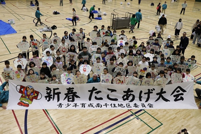 E自作の凧を持って記念撮影