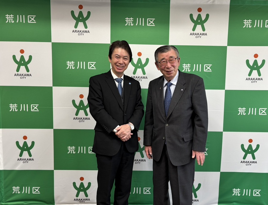 記念撮影をする区長