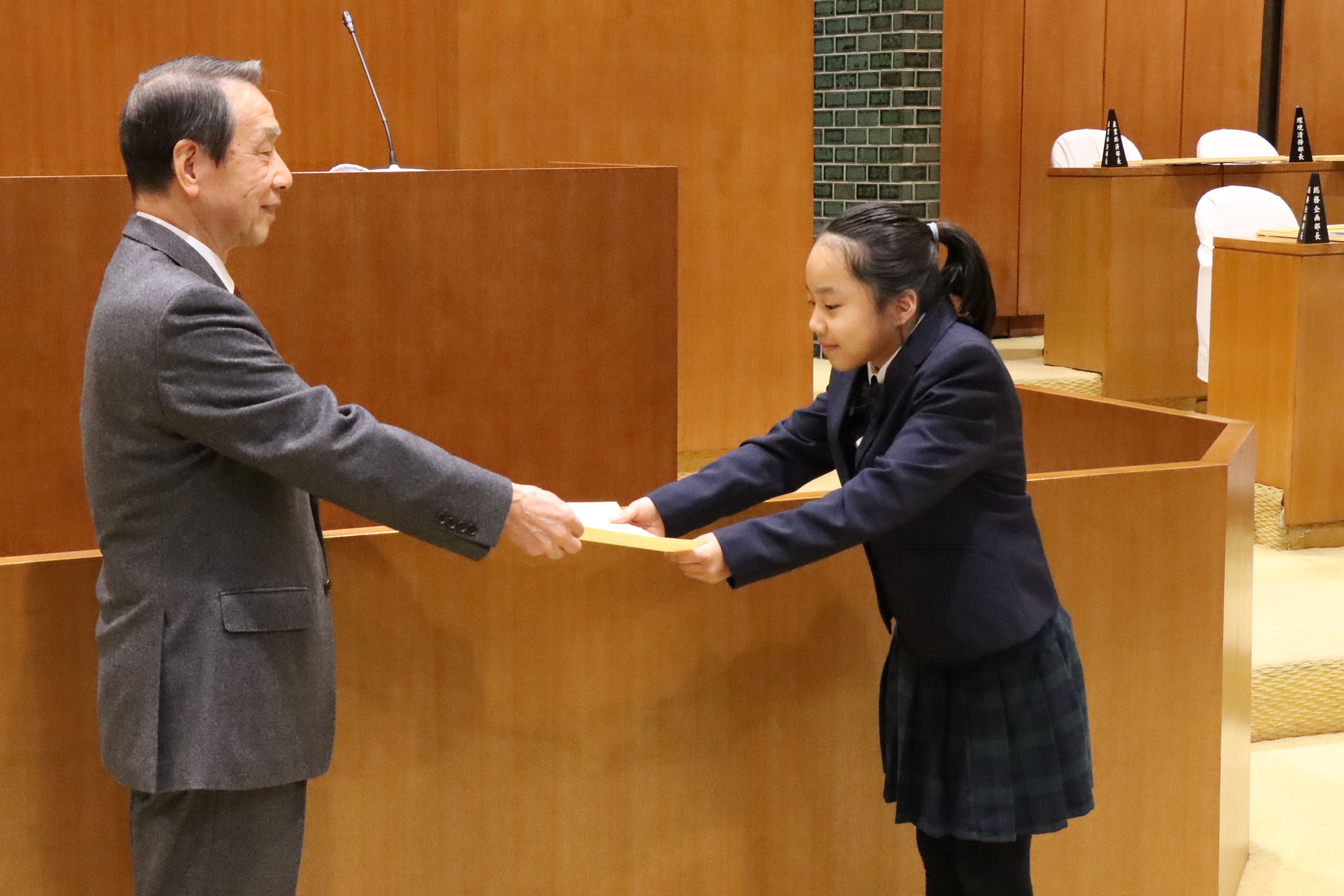 賞状を受け取る安藤糸さん